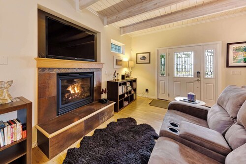 Dog friendly home with enclosed yard game room private hot tub near the beach