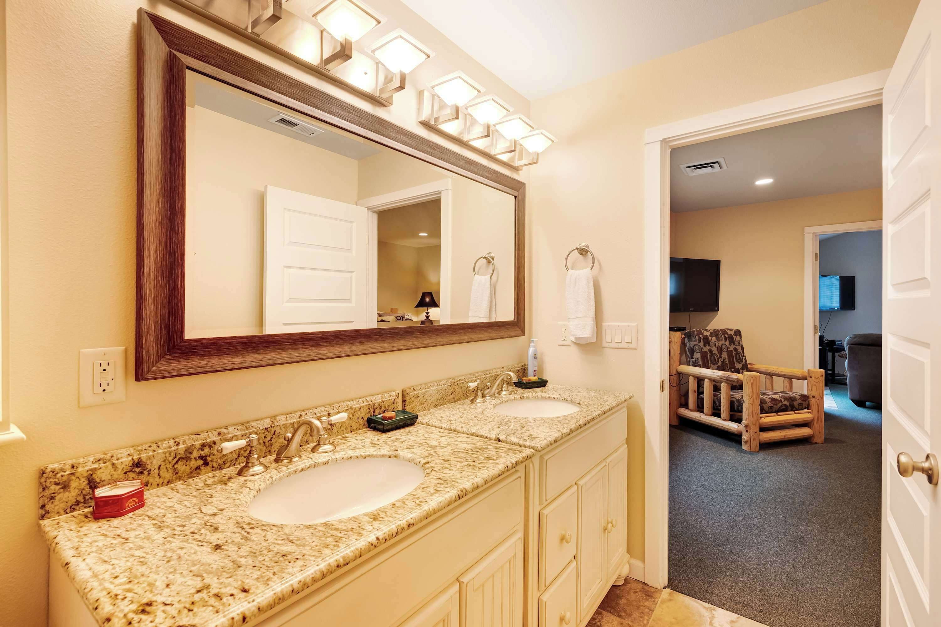 Douche, sèche-cheveux, serviettes fournies