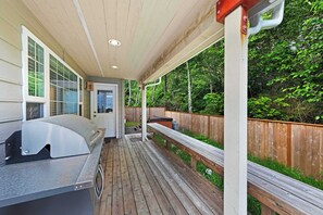 Terrace/patio - Dog friendly home with enclosed yard game room private hot tub near the beach (Gleneden Beach)
