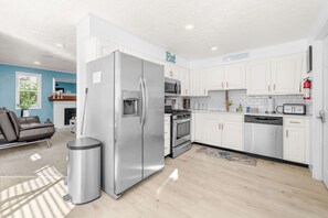 Fridge, microwave, oven, stovetop - Modern house blocks from the beach near golfing and restaurants (Gleneden Beach)