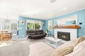 TV, fireplace - Modern house blocks from the beach near golfing and restaurants (Gleneden Beach)