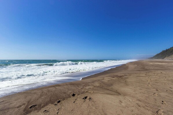 Beach nearby - Modern house blocks from the beach near golfing and restaurants (Gleneden Beach)
