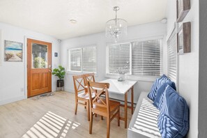 Dining - Modern house blocks from the beach near golfing and restaurants (Gleneden Beach)