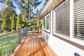 Terrace/patio - Modern house blocks from the beach near golfing and restaurants (Gleneden Beach)