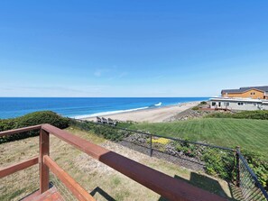 Property grounds - Charming Oceanfront Home with Nearby Beach Access and Amazing Ocean Views (Gleneden Beach)