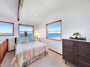 2 bedrooms, iron/ironing board, WiFi, bed sheets - Charming Oceanfront Home with Nearby Beach Access and Amazing Ocean Views (Gleneden Beach)