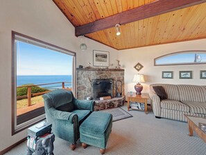 TV, fireplace, DVD player - Charming Oceanfront Home with Nearby Beach Access and Amazing Ocean Views (Gleneden Beach)