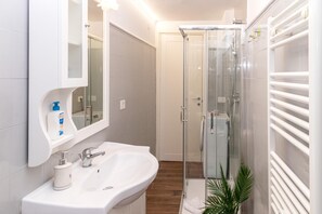 Hair dryer, towels - San Giovanni prestige flat by RHR (Roma)