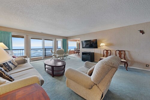 Lovely oceanfront condo with sweeping water views and balcony