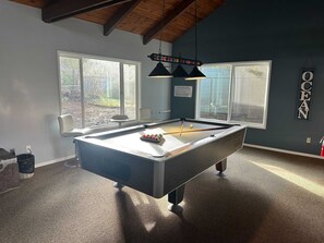 Game room - Lovely oceanfront condo with sweeping water views, & balcony (Gleneden Beach)