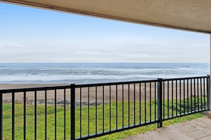 Property grounds - Lovely oceanfront condo with sweeping water views and balcony (Gleneden Beach)
