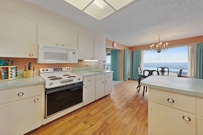 Coffee/tea maker, fridge, microwave, stovetop - Lovely oceanfront condo with sweeping water views and balcony (Gleneden Beach)