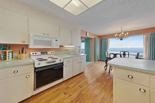 Lovely oceanfront condo with sweeping water views, & balcony