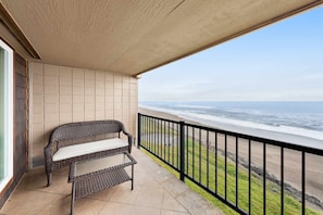 Property grounds - Lovely oceanfront condo with sweeping water views, & balcony (Gleneden Beach)