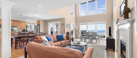 テレビ、暖炉、書斎 / ワークスペース