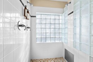 Bruser, hårtørrer, håndklæder, Shampoo