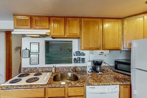 Private kitchen - Comfortable Condo with Peek-A-Boo Ocean Views & Immediate Beach Access (Lincoln City)