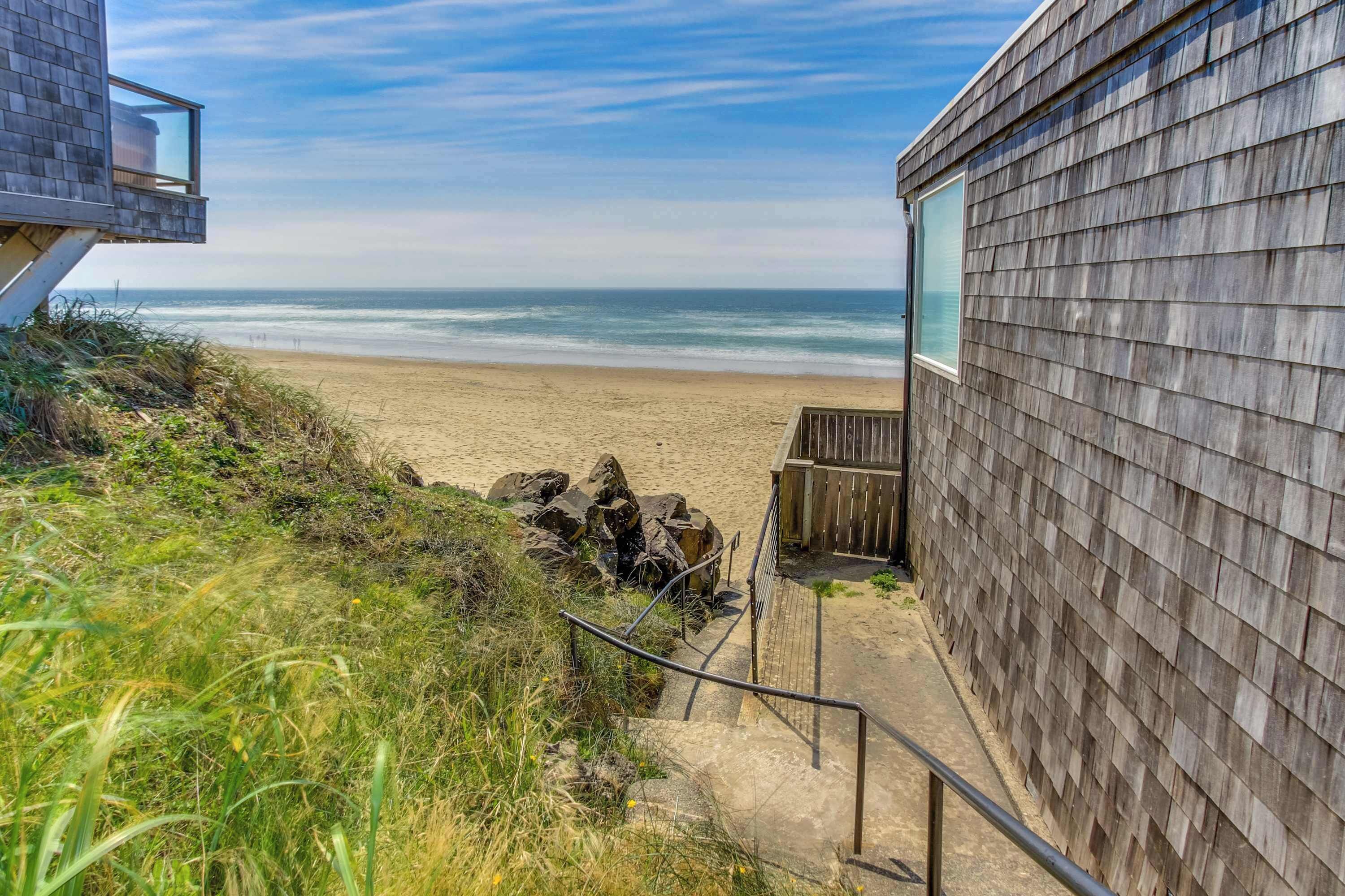 Ein Holzgebäude mit einem Glasfenster mit Blick auf einen Strand.