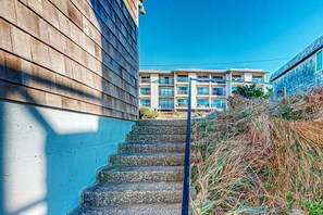 Property grounds - Comfortable Condo with Peek-A-Boo Ocean Views & Immediate Beach Access (Lincoln City)