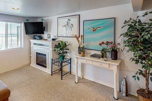 Living area - Comfortable Condo with Peek-A-Boo Ocean Views & Immediate Beach Access (Lincoln City)