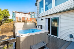 Outdoor spa tub - Bright home with stunning ocean views private hot tub and nearby beach access (Lincoln City)