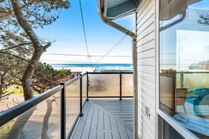 Property grounds - Bright home with stunning ocean views private hot tub and nearby beach access (Lincoln City)