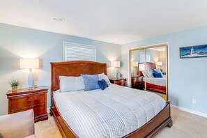 4 bedrooms, iron/ironing board, WiFi, bed sheets - Bright home with stunning ocean views private hot tub and nearby beach access (Lincoln City)