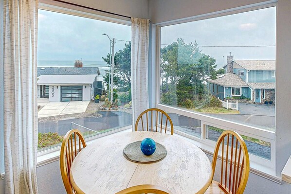 Dining - Cozy house close to beach hot tub and ocean views (Lincoln City)
