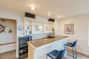 Interior - Cozy house close to beach hot tub and ocean views (Lincoln City)