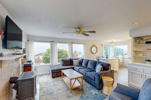 TV, fireplace, DVD player, stereo - Cozy house close to beach hot tub and ocean views (Lincoln City)