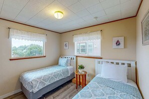 4 bedrooms, WiFi, bed sheets - Cozy house close to beach hot tub and ocean views (Lincoln City)