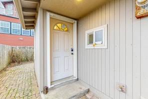 Exterior detail - Cozy house close to beach hot tub and ocean views (Lincoln City)