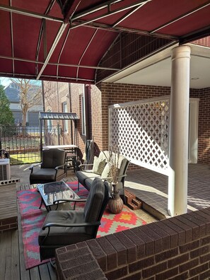Terrace/patio - Spacious 4-bedroom townhouse in historical Fort Smith (Fort Smith)