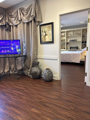 4 slaapkamers, een strijkplank/strijkijzer, gratis wifi, beddengoed