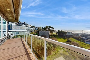 Property grounds - Dog friendly oceanview house with private hot tub 2 decks and close beach access (Lincoln City)