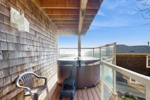 Terrace/patio - Dog friendly oceanview house with private hot tub 2 decks and close beach access (Lincoln City)