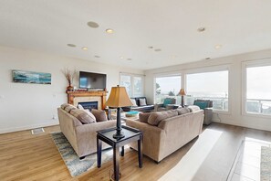 TV, fireplace, DVD player, table football - Dog friendly oceanview house with private hot tub 2 decks and close beach access (Lincoln City)