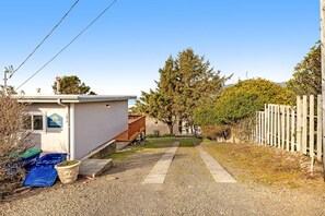 Property grounds - Cottage with wraparound deck and ocean views close to beach and town dog friendly (Lincoln City)