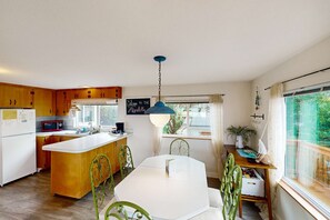Dining - Cottage with wraparound deck and ocean views close to beach and town dog friendly (Lincoln City)
