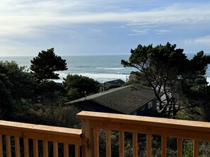 Property grounds - Cottage with wraparound deck and ocean views close to beach and town dog friendly (Lincoln City)