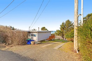 Property grounds - Cottage with wraparound deck and ocean views close to beach and town dog friendly (Lincoln City)