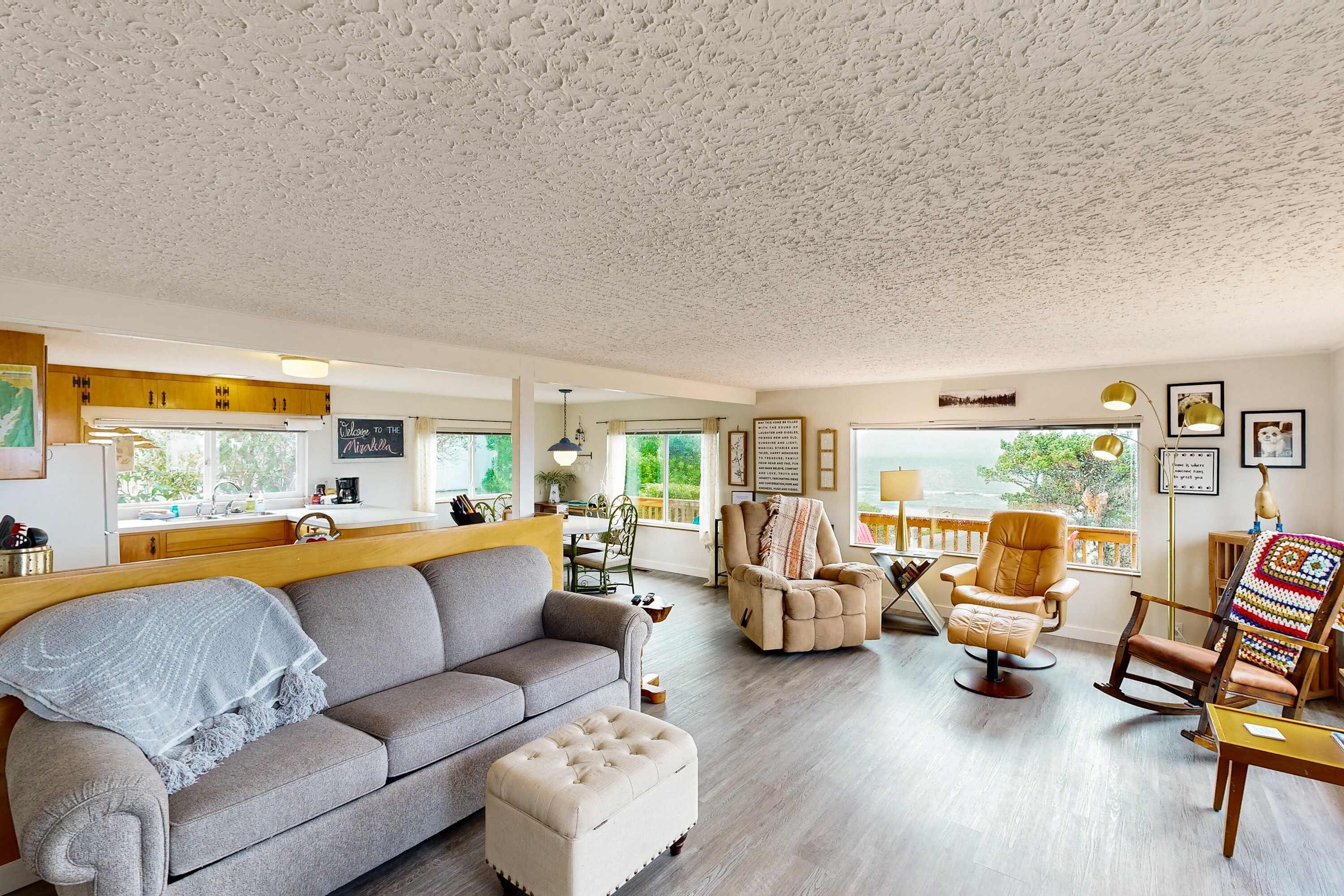 Una televisión, un reproductor de DVD, una oficina