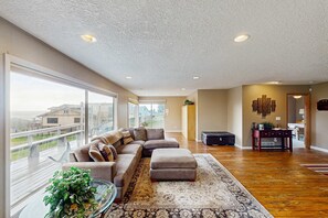 TV, fireplace, DVD player, offices - Cozy Oceanview Cottage in Great Location Close to Beach (Lincoln City)
