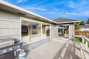 Terrace/patio - Cozy Oceanview Cottage in Great Location Close to Beach (Lincoln City)