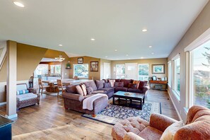 Televisio, takka, pöytäjalkapallopöytä, stereot