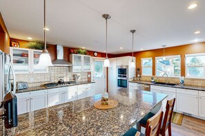 Jääkaappi, mikroaaltouuni, uuni, liesi