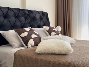 Tabla de planchar con plancha, wifi gratis y ropa de cama 
