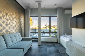 Suite estudio (36B) | Área de sala de estar | Televisión de pantalla plana