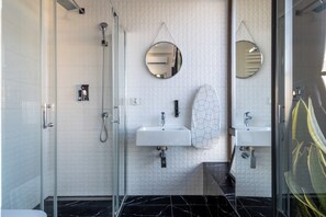 Apartment (36A) | Bathroom | Combined shower/tub, hair dryer, towels - Kamienice Ruska Sun & Snow (Wrocław)