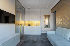 Suite estudio (36B) | Área de sala de estar | Televisión de pantalla plana